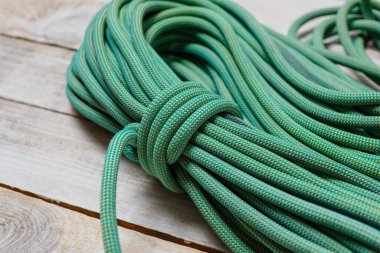 Tırmanmak için bayılmış ip. Dağa tırmanmak için yeşil ip. Düğüm