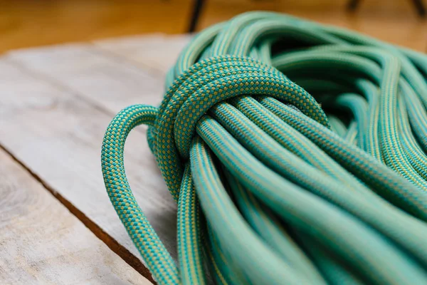 Corda Batida Para Subir Corda Verde Para Montanhismo Perto — Fotografia de Stock