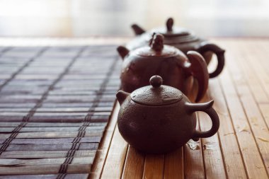 Bambu hasırlı bir masada çay seti. Seramik bardaklar