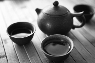Bambu hasırlı bir masada çay seti. Seramik bardaklar