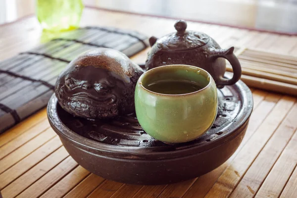 Bambu Hasırlı Bir Masada Çay Seti Seramik Bardaklar — Stok fotoğraf