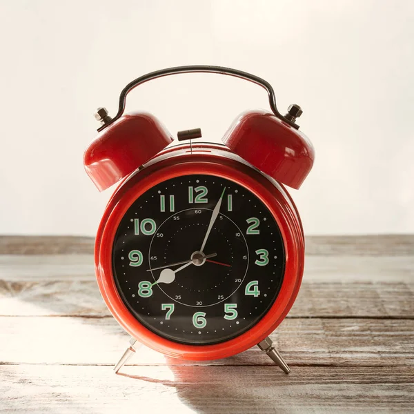 Κόκκινο Ρολόι Ξυπνητήρι Ρετρό Σχεδιασμό Ένα Ξύλινο Τραπέζι Φωτεινό Φόντο — Φωτογραφία Αρχείου