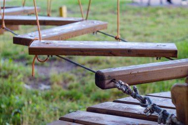 Macera Parkı 'nın köprüleri, ipleri ve merdivenleri uzun ağaçlar arasında yeni başlayanlar için tasarlanmıştır. Yüksek iplerle tırmanma macerası. Şehir parkında ip izi var.