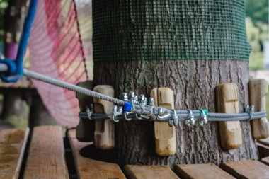 Macera Parkı 'nın köprüleri, ipleri ve merdivenleri uzun ağaçlar arasında yeni başlayanlar için tasarlanmıştır. Yüksek iplerle tırmanma macerası. Şehir parkında ip izi var.