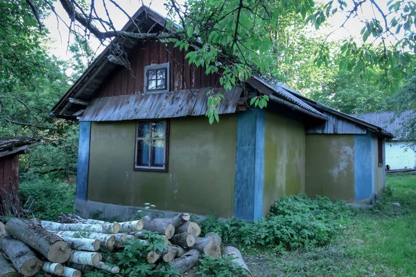 Venkovský Dům Lese Dřevo Topení Popředí Zelené Listí Stará Ukrajinská — Stock fotografie