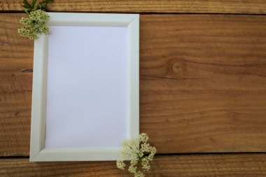 Metin ya da fotoğraf için dikey beyaz çerçeve modeli. İç mekan için eşyalar. Bir ahşap üzerinde kırsal bir atmosferi taşıma kavramı. Boş alan. Klasik stil