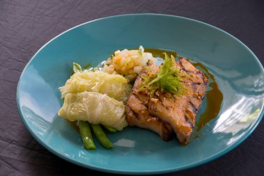 Sebzeli ızgara somon