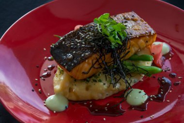 Patates püresi ile ızgara somon