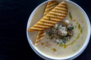 Sarımsaklı ekmekli deniz mahsulleri.