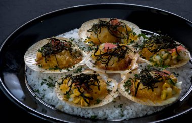 Fırında pişmiş deniz tarağı.