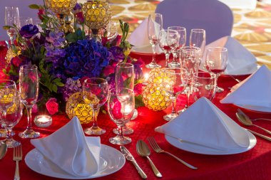 Kapalı masa akşam yemeği için hazırlandı.