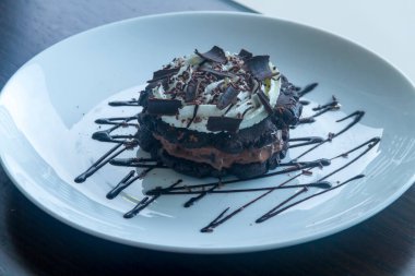 Kremalı çikolata parçacıklı.