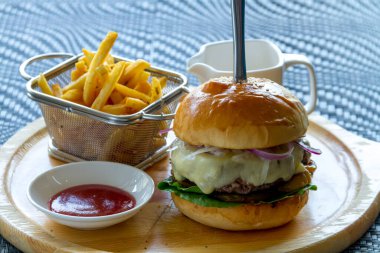 sığır eti burger patates kızartması ile