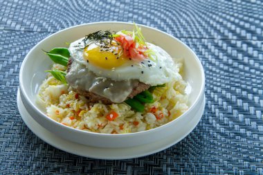 Nasi Goreng beyaz kasede