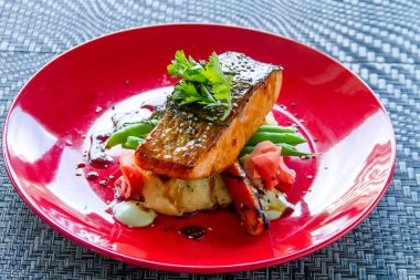 Sebzeli susamlı somon