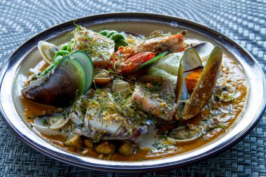 tavada kızartılmış balık ve sebze 