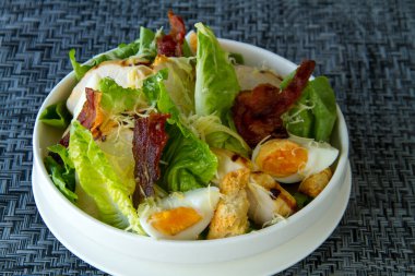 Sezar salata bir kase