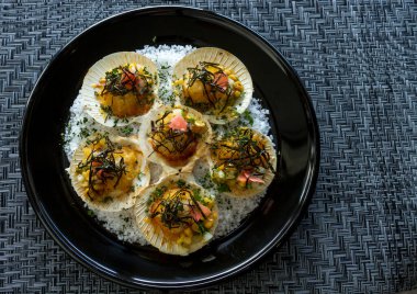 kaya tuzu yatağında pişmiş deniz tarağı.