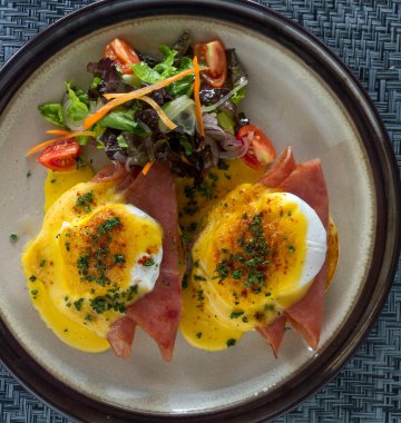 Kahvaltı için yumurta benedict