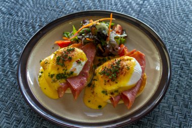 Kahvaltı için yumurta benedict