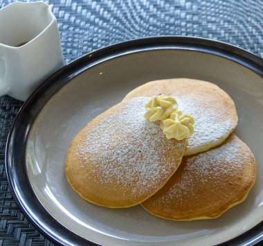 Akçaağaç şuruplu krep.