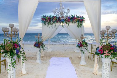 Tiffany sandalyeleri, açık havada plajda düğün töreni, Boracay