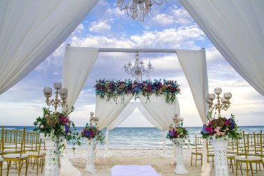 Tiffany sandalyeleri, açık havada plajda düğün töreni, Boracay