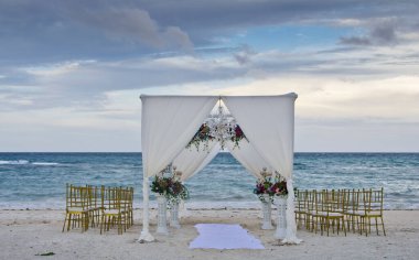 Tiffany sandalyeleri, açık havada plajda düğün töreni, Boracay