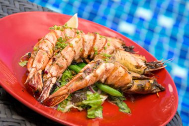 Limonlu ve maydanozlu ızgara karides.