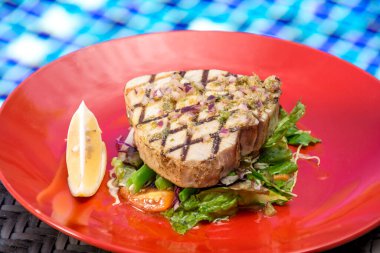 Tuna biftek salatası ile