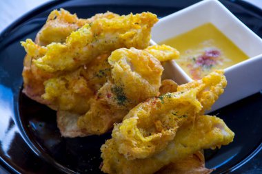 Kızarmış domuz eti ve sos.