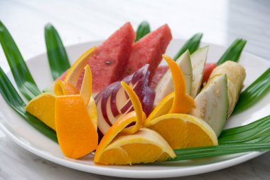 Muz yaprağında taze meyve tabağı