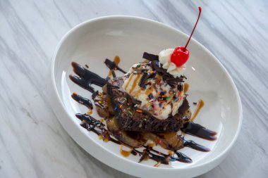 Kirazlı vanilyalı dondurma.