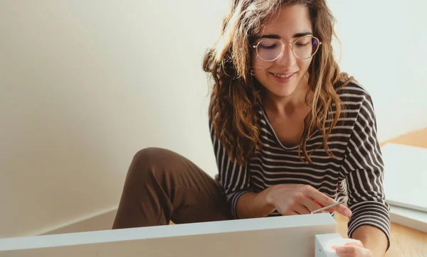 Una Joven Montando Muebles Concepto Casero —  Fotos de Stock