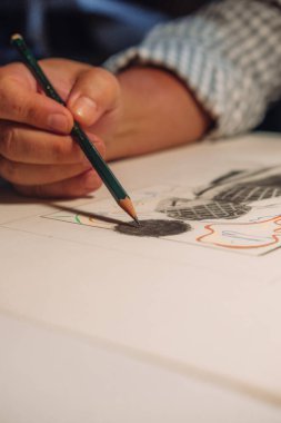 Resim çizerken elinde kalem tutan bir adamın yakın çekimi. Yaşlılar etkinlik konsepti.