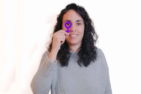 Retrato Uma Jovem Mulher Segurando Símbolo Mulher Perto Seu Olho — Fotografia de Stock