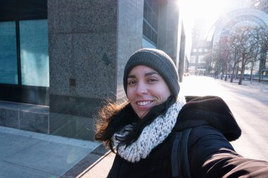 Beyaz kız arka planda selfie çekiyor..