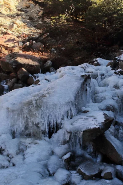 冬のタワン丘陵駅付近で凍る滝インド北東部アラナカル プラデーシュ州 — ストック写真
