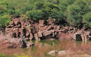 Hogenakkal 'da manzara ve çinnar nehri. Chinnar Nehri, Kaveri Nehri 'nin küçük bir koludur. Hindistan 'ın Tamilnadu dağları