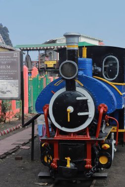 Darjeeling, Batı Bengal, Hindistan - 15 Şubat: Güzel darjeeling himalaya oyuncak treni ghum veya ghoom tren istasyonu, (unesco dünya mirası alanı