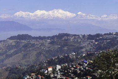 Manzaralı Darjeeling tepe istasyonu ve karla kaplı himalaya dağları (Uyuyan Buda Dağları), Hindistan 'daki mavi gökyüzüne karşı Kangchenjunga Dağı