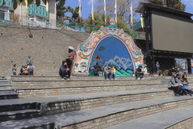 Darjeeling, Batı Bengal, Hindistan - 15 Şubat 2022: Darjeeling alışveriş merkezindeki gezi sonrası eğlenen kalabalık