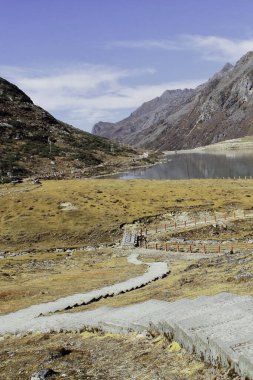Arunachal Pradesh, Hindistan 'daki Tawang yakınlarındaki Alp çayırlar boyunca güzel Sela Gölü' ne doğru bir yürüyüş yolu var.