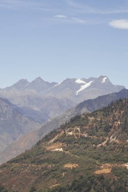 Alp Vadisi ve karla kaplı himalaya otlağı Tawang 'da, Arunachal Pradesh' te, kuzeydoğu Hindistan 'da.