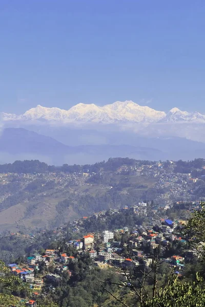 Malebný Pohled Darjeeling Kopec Stanice Zasněžené Himaláje Hory Spací Buddha — Stock fotografie