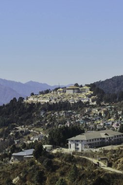 Tawang Hill İstasyonu ve manastırı, Arunachal Pradesh, Kuzey Doğu Hindistan 'daki Himalaya eteklerinde yer alıyor.