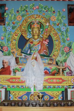 Tawang, Arunachal Pradesh, Hindistan - 7 Aralık 2020: Padmasambhava guru Rinpoche heykeli Tawang tepe istasyonundaki bir manastırda