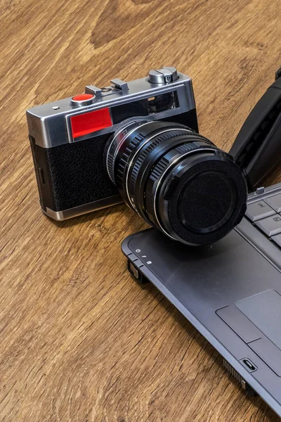 Różne Urządzenia Fotograficzne Laptopem Telefon Komórkowy Stole — Zdjęcie stockowe