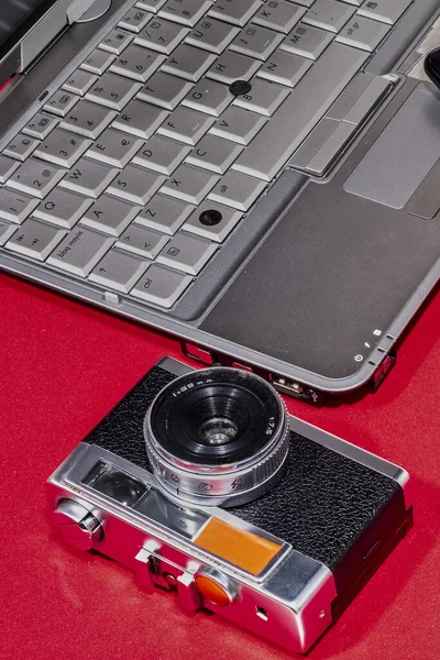 Composición Ordenador Portátil Cámara Encima Una Mesa Roja — Foto de Stock