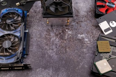 Oyun masasının üzerinde kopya alanı olan merkezi işlem birimi ve diğer bilgisayar parçaları. Kişisel bir bilgisayar oyunu konsepti ve video üretimi oluşturuluyor.